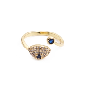Nahaufnahme des goldenen Evil Eye Ringes mit blauen Steinen und Zirkonia-Mikropavé