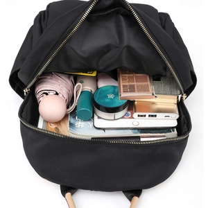 Zaino nero capiente per pendolari con tasche multiple per laptop e accessori quotidiani
