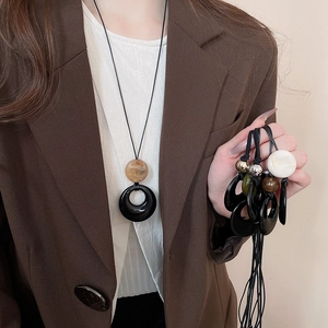 Moderne lange Quastenkette mit geometrischen Harzperlen und Ringanhänger für Damen
