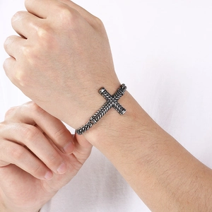 Détail du bracelet croix en acier inoxydable argenté vintage avec textures gravées fines