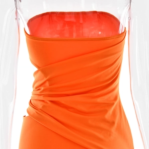 Détail d'une robe bustier orange avec texture plissée élégante et tissu drapé fluide