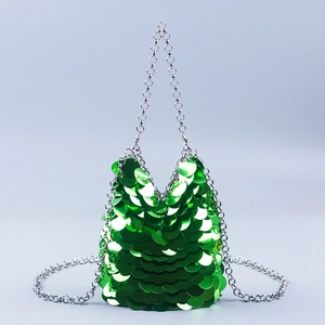 Sac à paillettes vert brillant avec une élégante bandoulière en chaîne de métal argenté