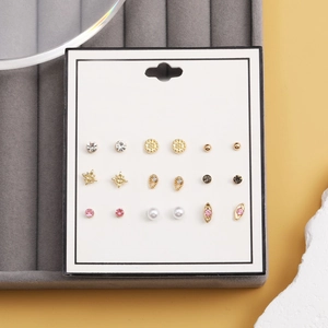 Lot détaillé de 12 paires de boucles d'oreilles dorées avec cristaux et perles sur support