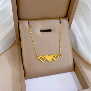Minimalistische goldene Titanstahlkette mit dreifachem Herzanhänger in Premium-Geschenkbox