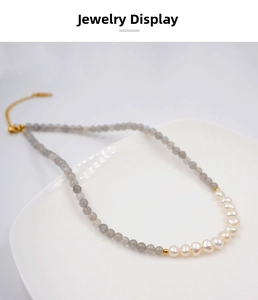 Détail de perles de labradorite et perles d'eau douce sur collier avec fermoir doré
