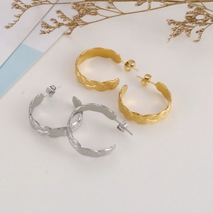 Twisted C-shape open earrings in 18k gold and silver stainless steel plating