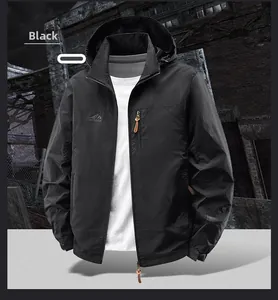 Detail einer winddichten schwarzen Outdoorjacke mit Lederreißverschluss und Logo