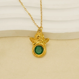 Collier ange cupidon en acier inoxydable plaqué or 18 carats avec gemme verte
