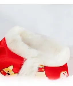 Dettaglio del gilet invernale per cani con collo in pelliccia bianca e motivo Corgi