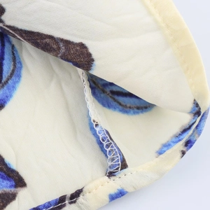 Gros plan des coutures internes et de l'imprimé floral bleu sur le tissu en satin du jupon