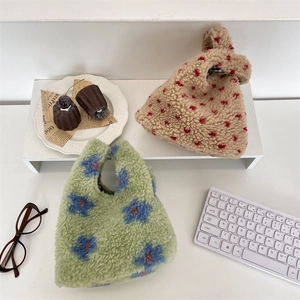 Sacs à main en polaire avec motifs de cœurs et fleurs pour un look d'hiver douillet