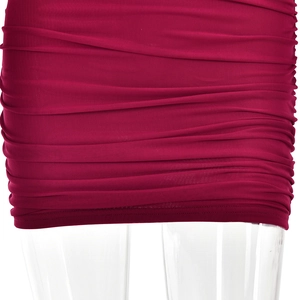 Gros plan sur robe en maille bordeaux avec détails drapés et texture moulante chic