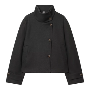 Détail d'une veste courte noire en laine avec col montant et boutons effet marbre