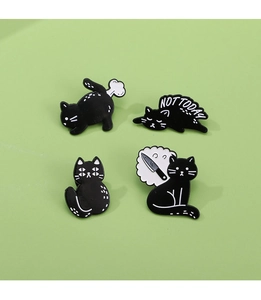 Détail de quatre épingles en émail chat noir avec texte Not Today et motifs de bande dessinée