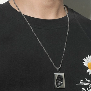 Dettaglio del ciondolo rettangolare argento con cuore anatomico su petto del modello