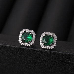 Elegante vierkante smaragdgroene oorknopjes met micro-diamanten op zwart leer