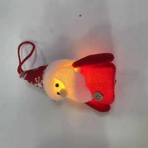 Détail d'un Père Noël suspendu lumineux avec bonnet rouge tricoté et lumière chaude