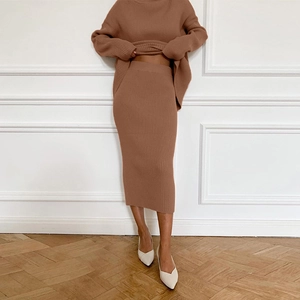 Elegante tweedelige bruine gebreide set met trui met lange mouwen en slim-fit midi-rok