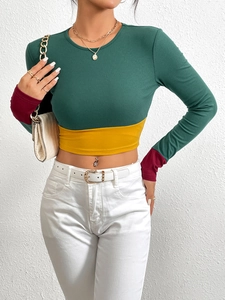 Eng anliegendes Strick-T-Shirt mit grün-rotem Patchwork und Rundhalsausschnitt