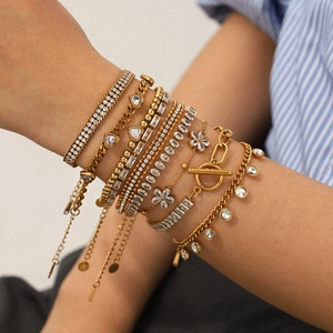 Chic gold-plated stainless steel bracelet set with heart charm and cubic zirconia stones