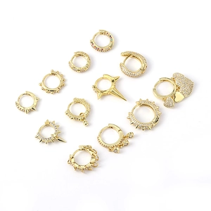 Set de 12 pendientes de aro dorados con remaches y circonitas de varias formas chic