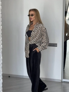 Camicia da donna con stampa geometrica bianca e nera e pantaloni larghi in seta nera