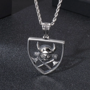 Gros plan détaillé d'un pendentif viking argenté avec haches sur une chaîne torsadée