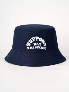 Détail d'un bob en coton bleu marine avec impression blanche SUPPORT DAY DRINKING