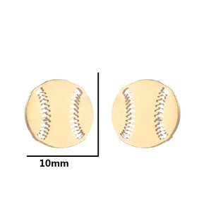 Gros plan de boucles d'oreilles baseball dorées 10mm avec texture de couture blanche