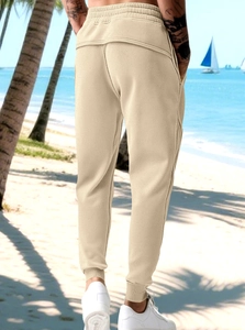 Vista posteriore dei pantaloni jogger kaki con vita elastica e polsini a costine da uomo
