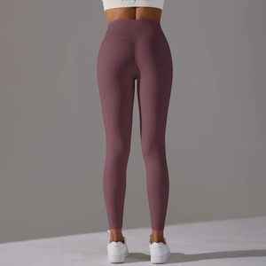 Détail de la couture taille haute effet push-up sur leggings de yoga violet foncé