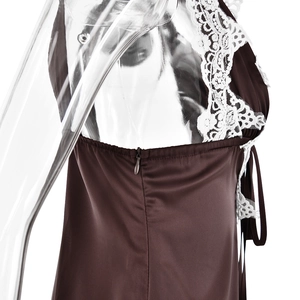 Gros plan du dos en satin marron avec dentelle blanche et fermeture éclair de la robe