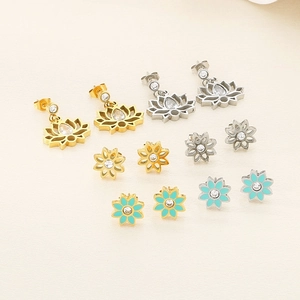 Détails de boucles d'oreilles lotus évidées avec zircons et émail bleu en or et argent