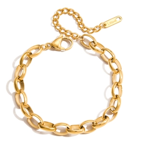 Gros plan du bracelet chaîne en acier inoxydable doré avec maillons réglables et fermoir