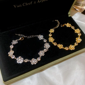 Vue détaillée de bracelets fleurs en or et argent avec zircon dans une boîte en velours