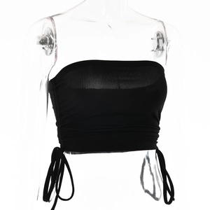 Détail d'un haut bustier noir côtelé avec cordons de serrage latéraux et coupe ajustée