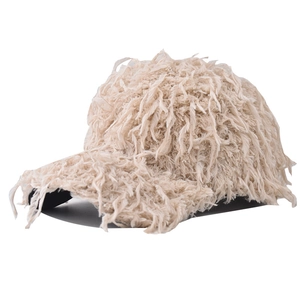 Détail de la casquette de baseball beige clair à poils longs avec texture pelucheuse