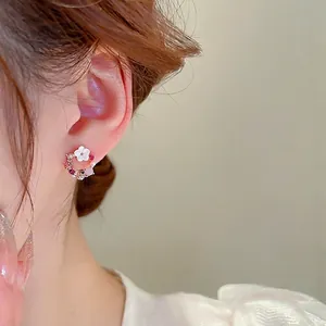 Elegante orecchino a fiore con perle, strass scintillanti e zirconi rosa di lusso