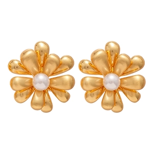 18k gold plated flower stud earrings with center white pearl in a minimalist style