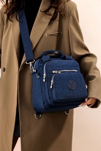 Détail du sac à langer en nylon bleu marine avec fermetures éclair sur le mannequin
