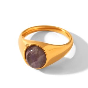 Nahaufnahme eines vergoldeten Titanstahl-Siegelrings mit einem ovalen lila Naturstein