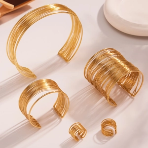 Set di bracciali e anelli multifilo in metallo dorato intrecciato con design punk aperto