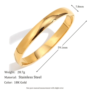 Dettaglio della larghezza di 7,8mm e del diametro di 59,1mm del bracciale placcato oro