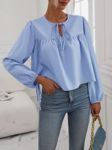 Blusa de gasa azul claro para mujer con mangas abullonadas y elegantes lazos en los puños