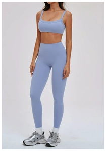 Détail du legging de yoga taille haute bleu clair et du soutien-gorge de sport à col en U