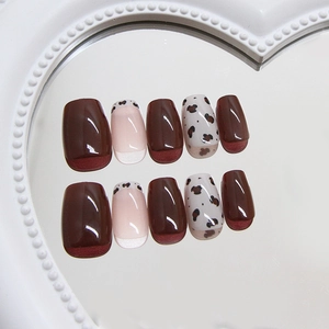 Korte vierkante kunstnagels set met dierenprints en glanzende bordeauxrode finish