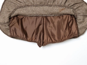 Dettaglio della fodera in raso anti-esposizione della gonna-pantalone marrone a spina