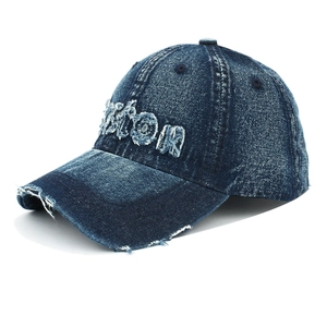 Detailansicht der dunkelblauen Denim-Baseballkappe mit Boston-Patch und Fransenrand