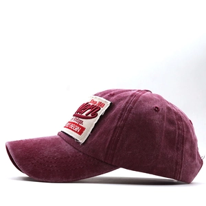 Dettaglio cappello baseball vintage bordeaux in cotone lavato con ricamo Berlin 1985