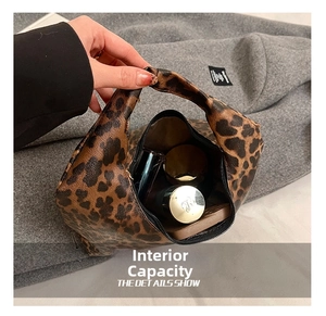 Vue détaillée de la capacité intérieure du sac léopard avec produits cosmétiques